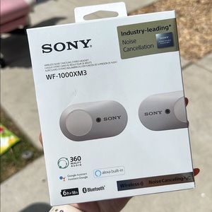 Sony WF-1000XM3 earphones